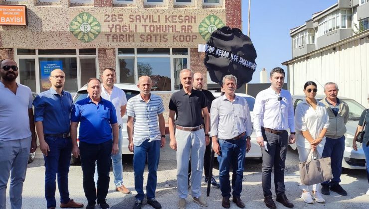 CHP Keşan İlçe Yönetimi Yağlı Tohumlar Tarım Satış Kooperatifi’ne siyah çelenk bıraktı