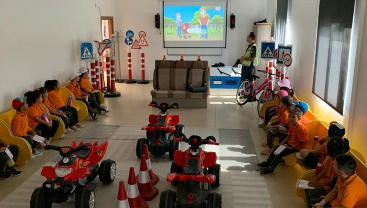 Jandarma trafik, öğrencilere trafik kuralları hakkında bilgi verdi