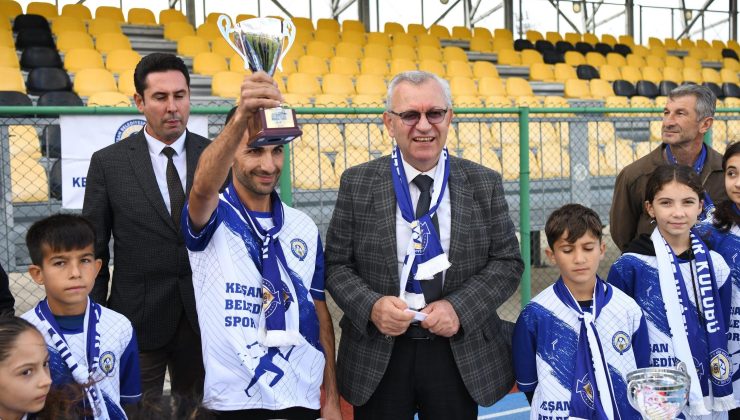 Mustafa Helvacıoğlu, Ahmet Tek’i başarılarından dolayı tebrik etti