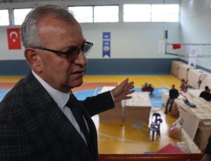 Keşan Belediye Başkanı Mustafa Helvacıoğlu: “Spor Salonu’na NBA liginde oynanan alt yapı zemininin malzemelerini döşüyoruz”
