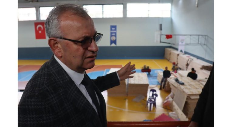 Keşan Belediye Başkanı Mustafa Helvacıoğlu: “Spor Salonu’na NBA liginde oynanan alt yapı zemininin malzemelerini döşüyoruz”