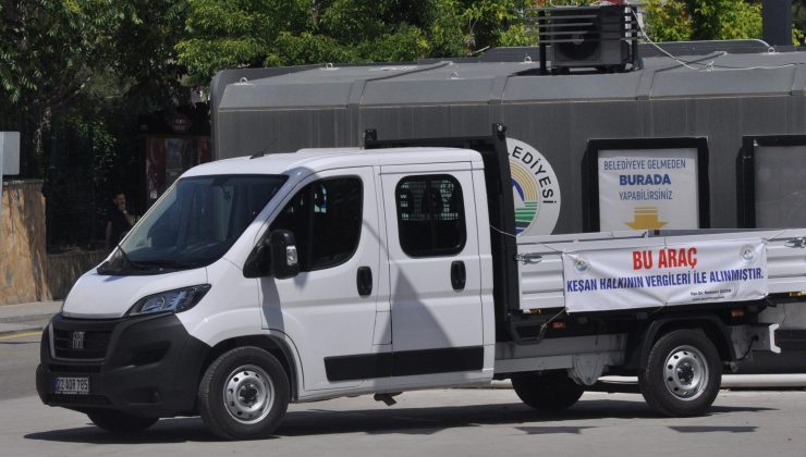 Belediyenin filosuna kattığı araç Meydan’da sergileniyor