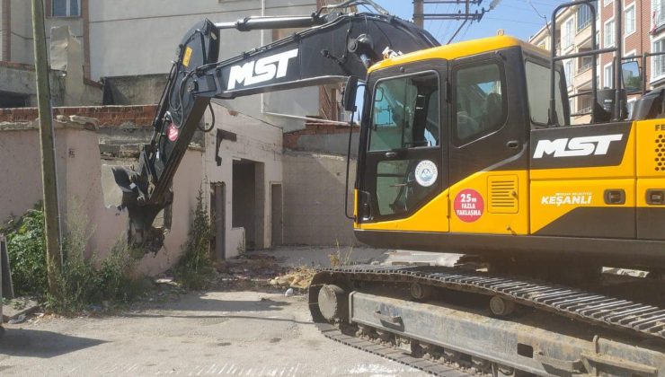 Metruk binaların yıkımına devam ediliyor