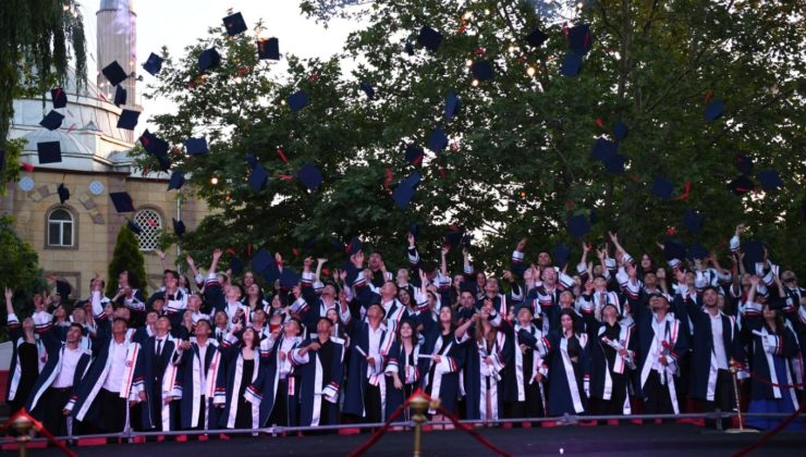 Mehmet Akif Ersoy Anadolu Lisesi 2023-24 Mezunları törenle uğurlandı