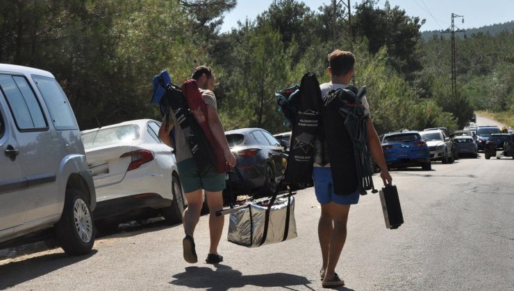 Adilhan ile Sazlıdere arasında araç park edenlere ceza kesildi