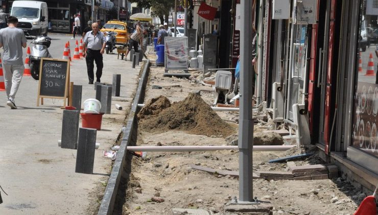 Kaldırım taşları döşeniyor