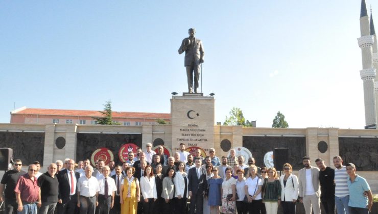 AK Parti, CHP, MHP ve Zafer Partisi Atatürk Anıtı’na çelenk koydu