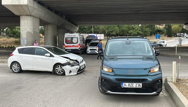 Sanayi Kavşağı’nda otomobille hafif ticari araç çarpıştı: 2 yaralı