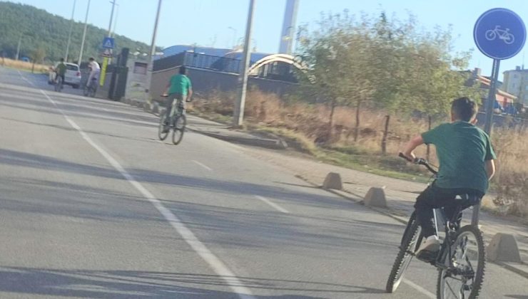 Araçlar park edince yola çıkıyorlar