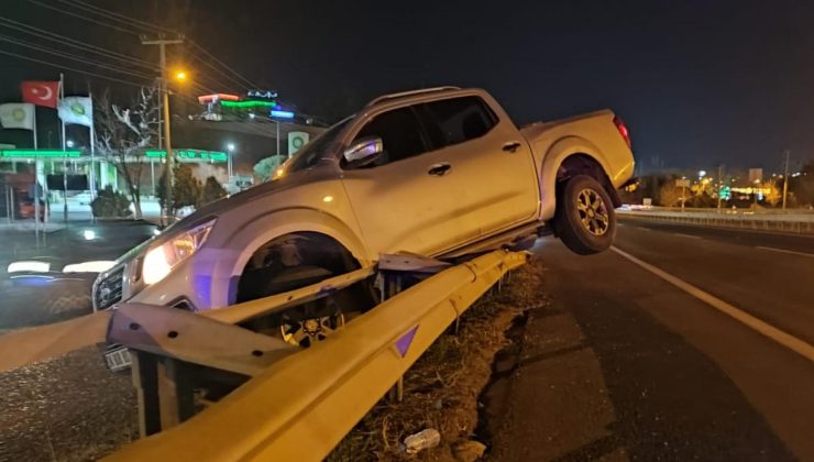 Kamyonet bariyerlere çıktı