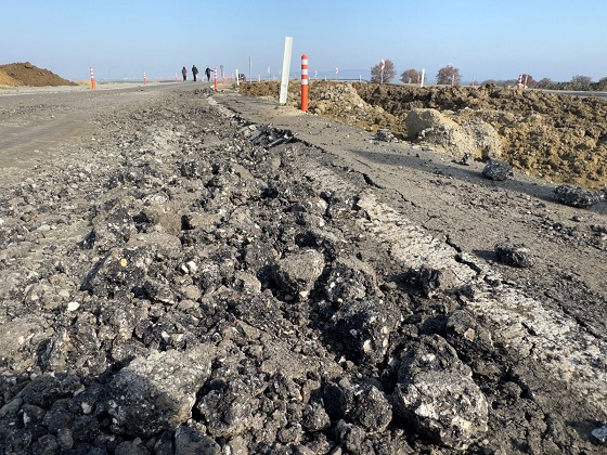 CHP Keşan yeni açılan ve 2 gün sonra bozulan Keşan-Enez Yolu’nda AK Parti’yi eleştirdi