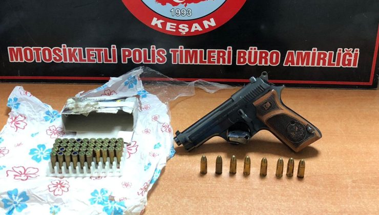 Polisin durdurduğu otomobilde ruhsatsız tabanca ele geçirildi