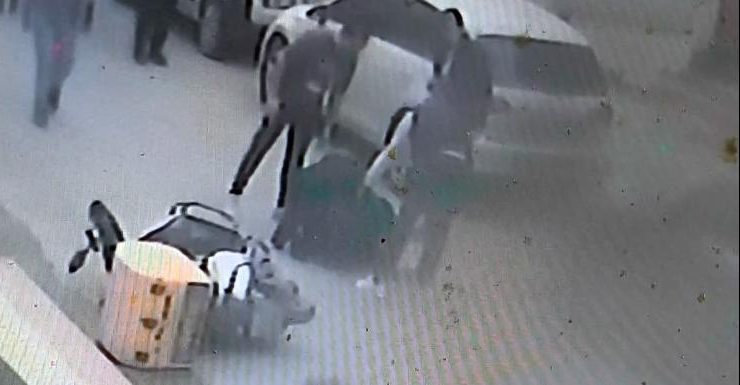 Köpeklerden kaçarken kaza yaptı