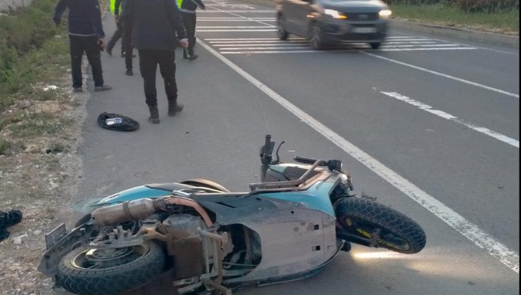 Tırın dorsesine çarpan motosikletin sürücüsü ağır yaralandı