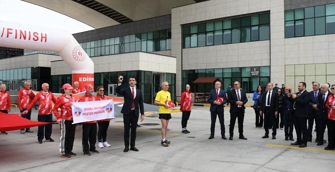 Atatürk’ün evinden alınan toprak, İpsala’da atletlere teslim edildi