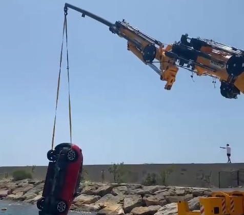 El frenini çekmediği otomobili denize düştü