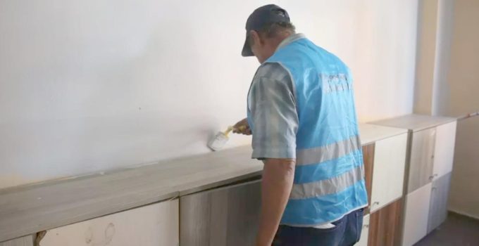 Denetimli serbestlik yükümlüleri, boyacılık kursuyla meslek edinip okullara hizmet ediyor