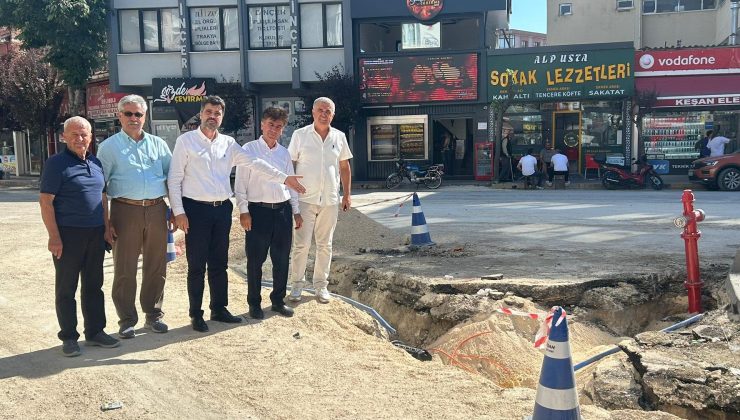 AK Parti Keşan İlçe Başkanı Pekdemir, devam eden çalışmaları eleştirip mevcut borcu sordu: “400 milyon borç, 160 milyon TL alacak ile devrettiğimiz belediyenin borcu 1 milyar TL’ye mi çıktı?”