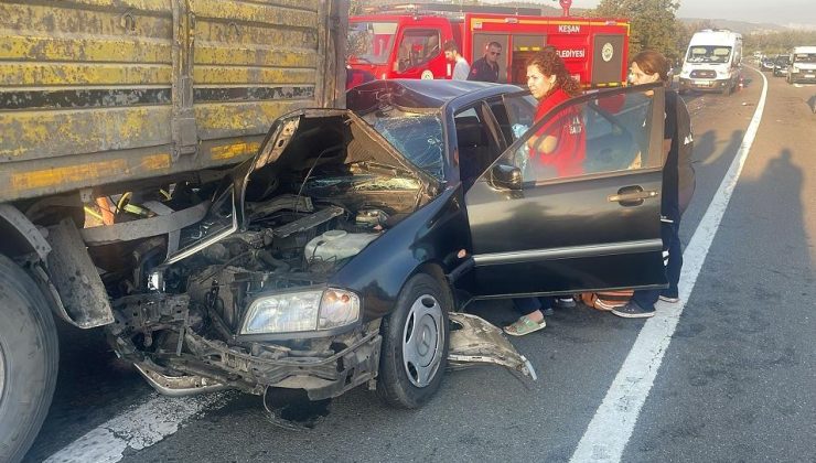 Kamyona çarpan otomobilde 2 kişi yaralandı