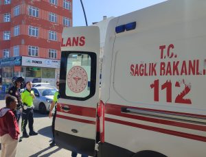 Kızdığı minibüse tekme atmak isterken belini kırdı