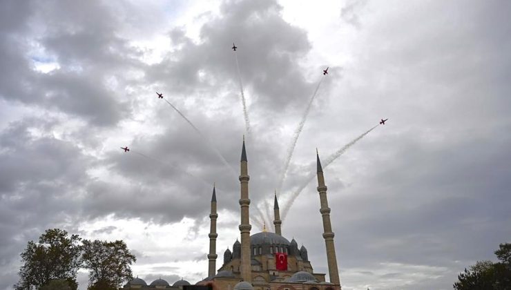 Türk Yıldızları’nın gösteri uçuşuna büyük ilgi gösterildi
