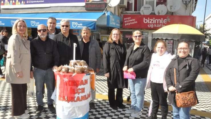 AK Parti sokak hayvanları için mama dağıttı