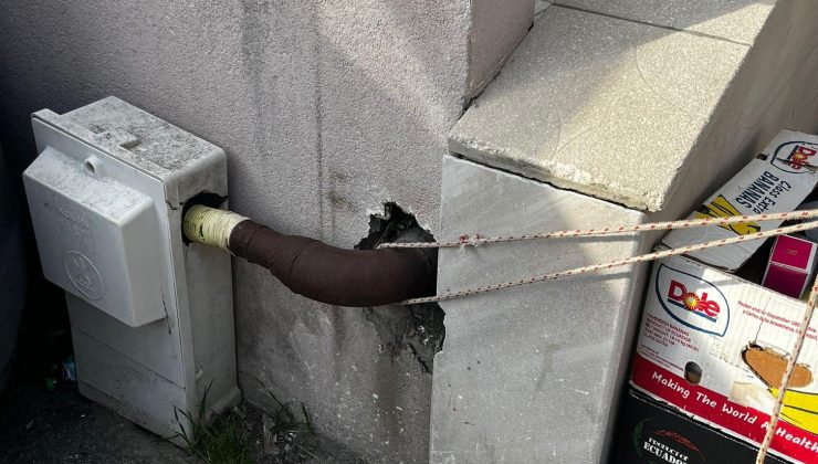 Doğal gaz borularına bağlanan ipler tedirgin etti
