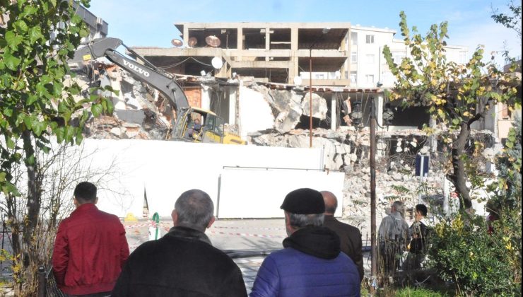 Yıkımını onlarca kişi izledi