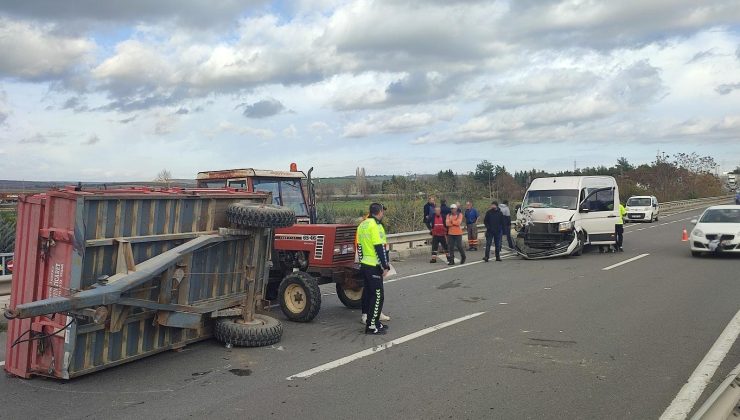 Yolcu taşıyan midibüs traktör römorkuna çarptı: 1 yaralı