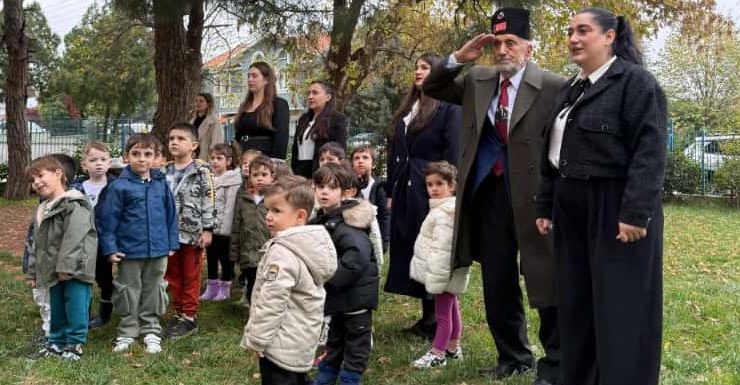 Minik öğrenciler ile Kore Gazisi Asilsoy sergi açılışında bir araya geldi