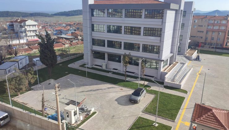 Öğrenciler ve veliler okulu bekliyor