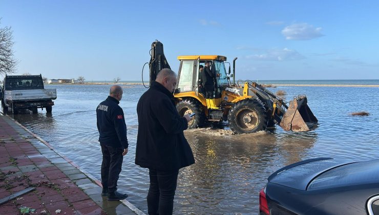 Deniz taştı yollar su altında kaldı