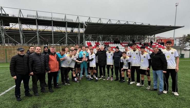 8’de 8 yapan Keşanspor U-18 şampiyonluk kupasını aldı