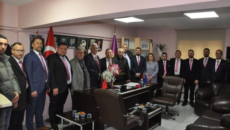 Mazbatasını alan Ergin ve yönetimi Çakmak’tan anahtarı ve mührü teslim aldı