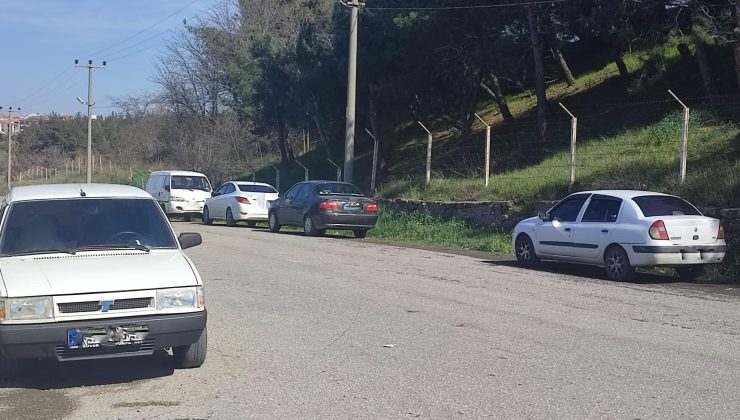 Araç parkları yol üzerine taşıyor
