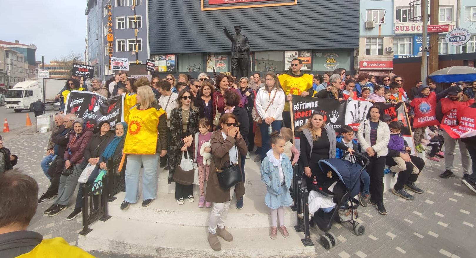 Eğitimciler taleplerini “Yaşam Nöbeti”nde dile getirdi