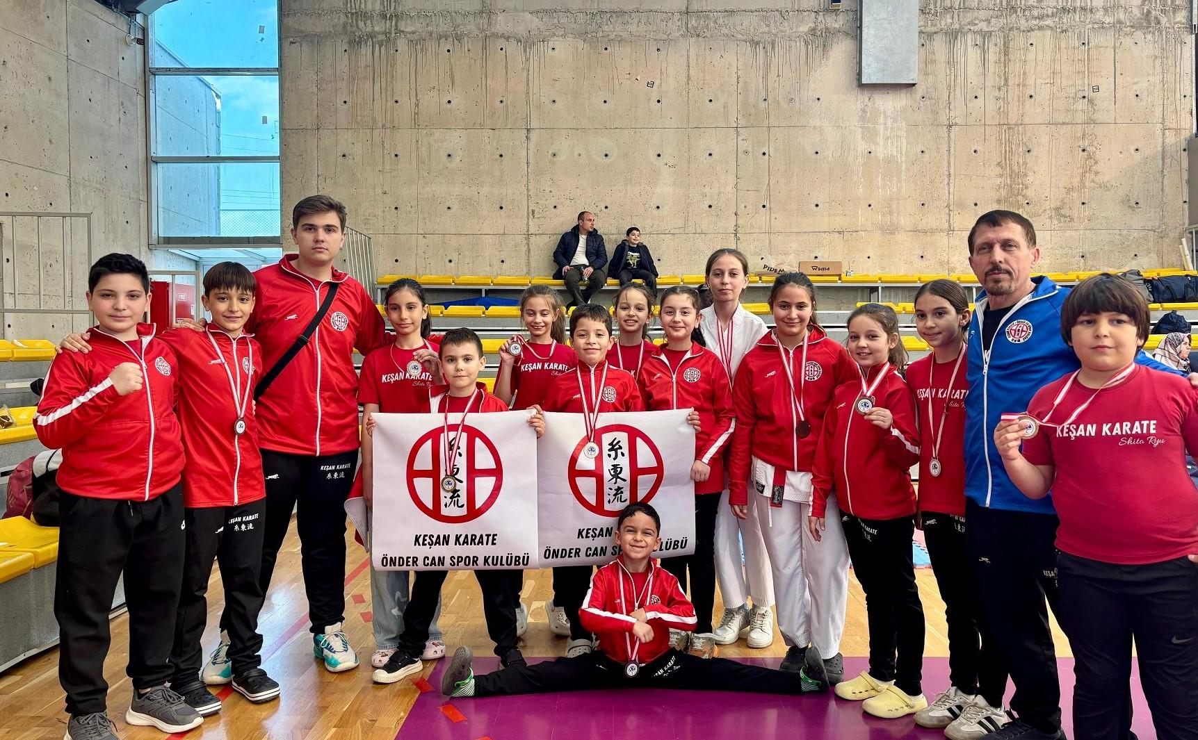 Karatecilerden Keşan’a 32 madalya