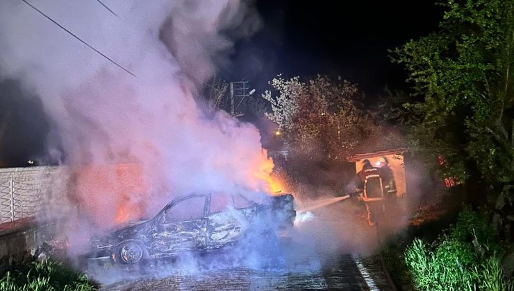 Park halindeki otomobil küle döndü