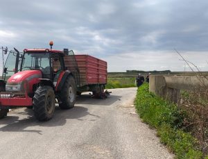 Motosiklet traktör römorkuna çarptı: 1’i ağır 2 yaralı