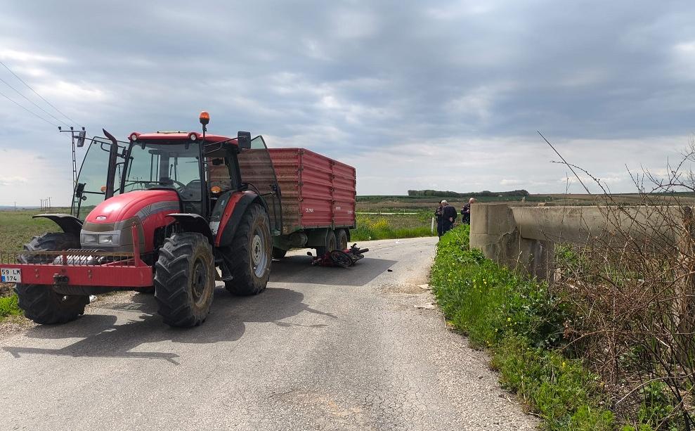 Motosiklet traktör römorkuna çarptı: 1’i ağır 2 yaralı