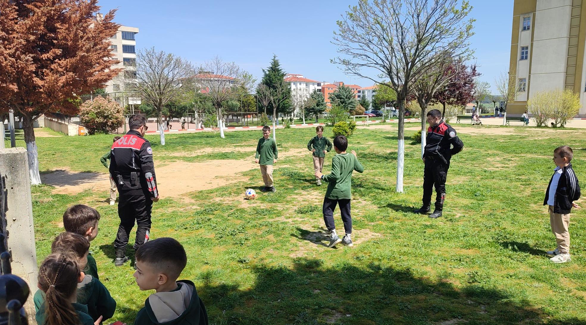Sadece güvenlik değil oyun arkadaşı da oldular