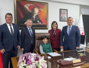 Koltuğa oturan genç Kaymakam Akın okuluna oyun parkı istedi