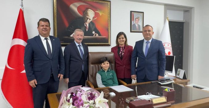 Koltuğa oturan genç Kaymakam Akın okuluna oyun parkı istedi