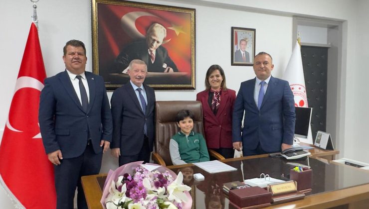 Koltuğa oturan genç Kaymakam Akın okuluna oyun parkı istedi