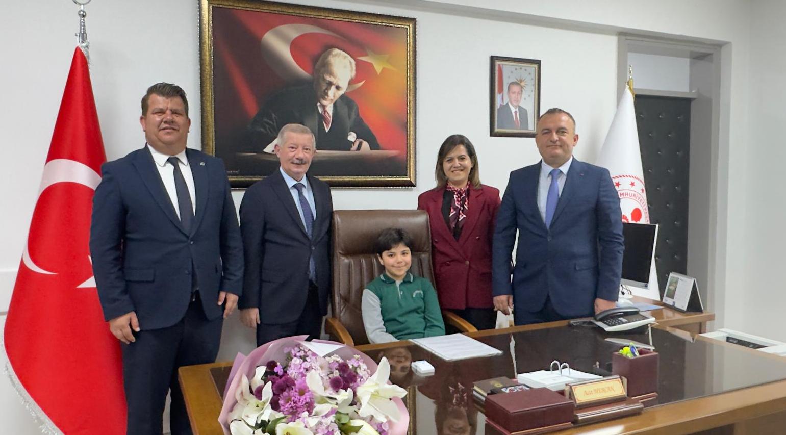 Koltuğa oturan genç Kaymakam Akın okuluna oyun parkı istedi