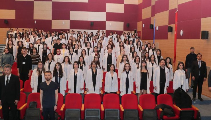 Sağlık Bilimleri Fakültesi’nde beyaz önlük ve forma giyme heyecanı
