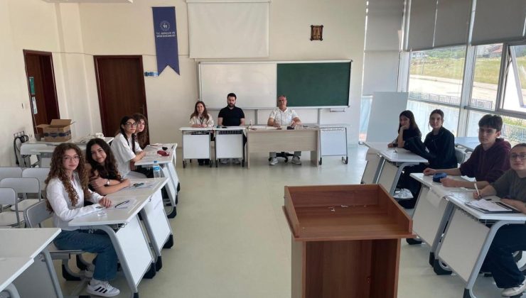 Keşan Anadolu Lisesi Münazara Turnuvası’na damga vurdu: ilçe birinciliği ve ikinciliği geldi!