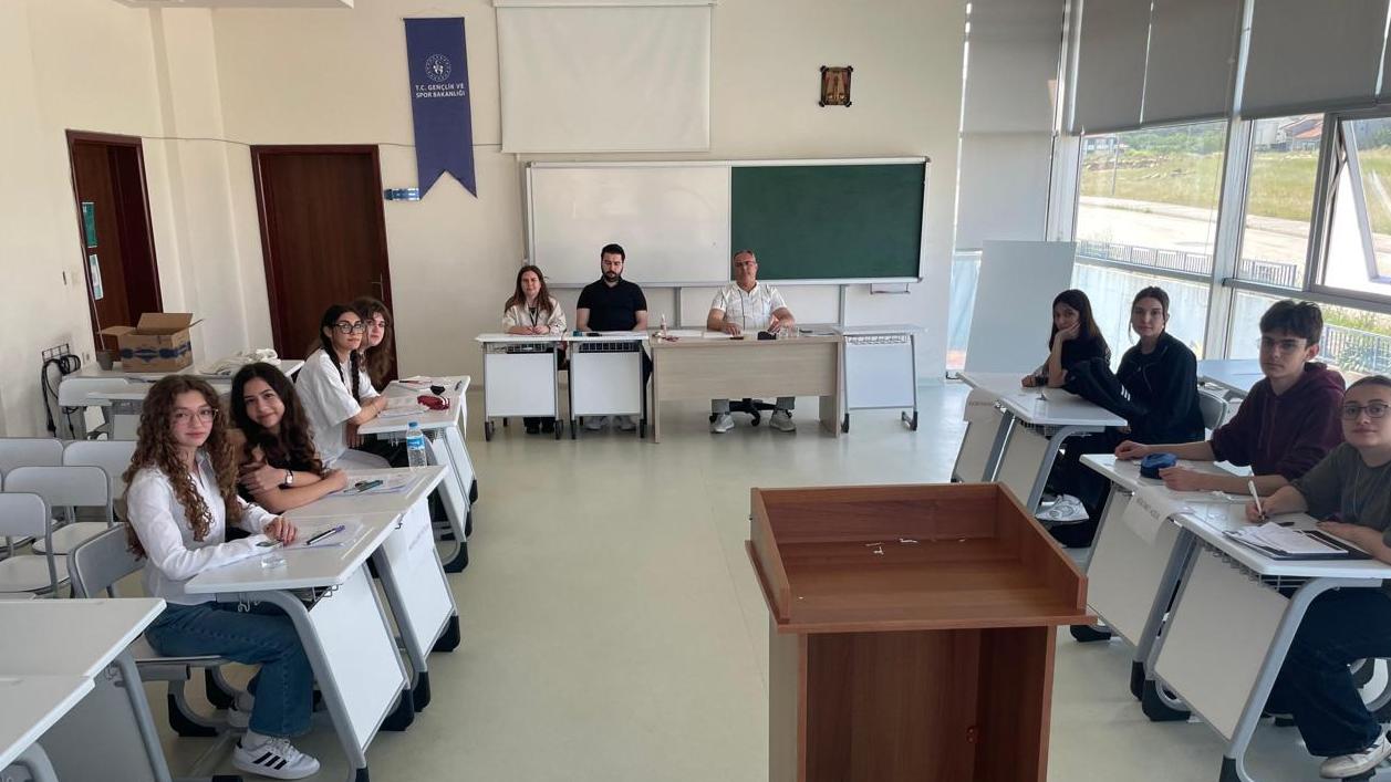 Keşan Anadolu Lisesi Münazara Turnuvası’na damga vurdu: ilçe birinciliği ve ikinciliği geldi!