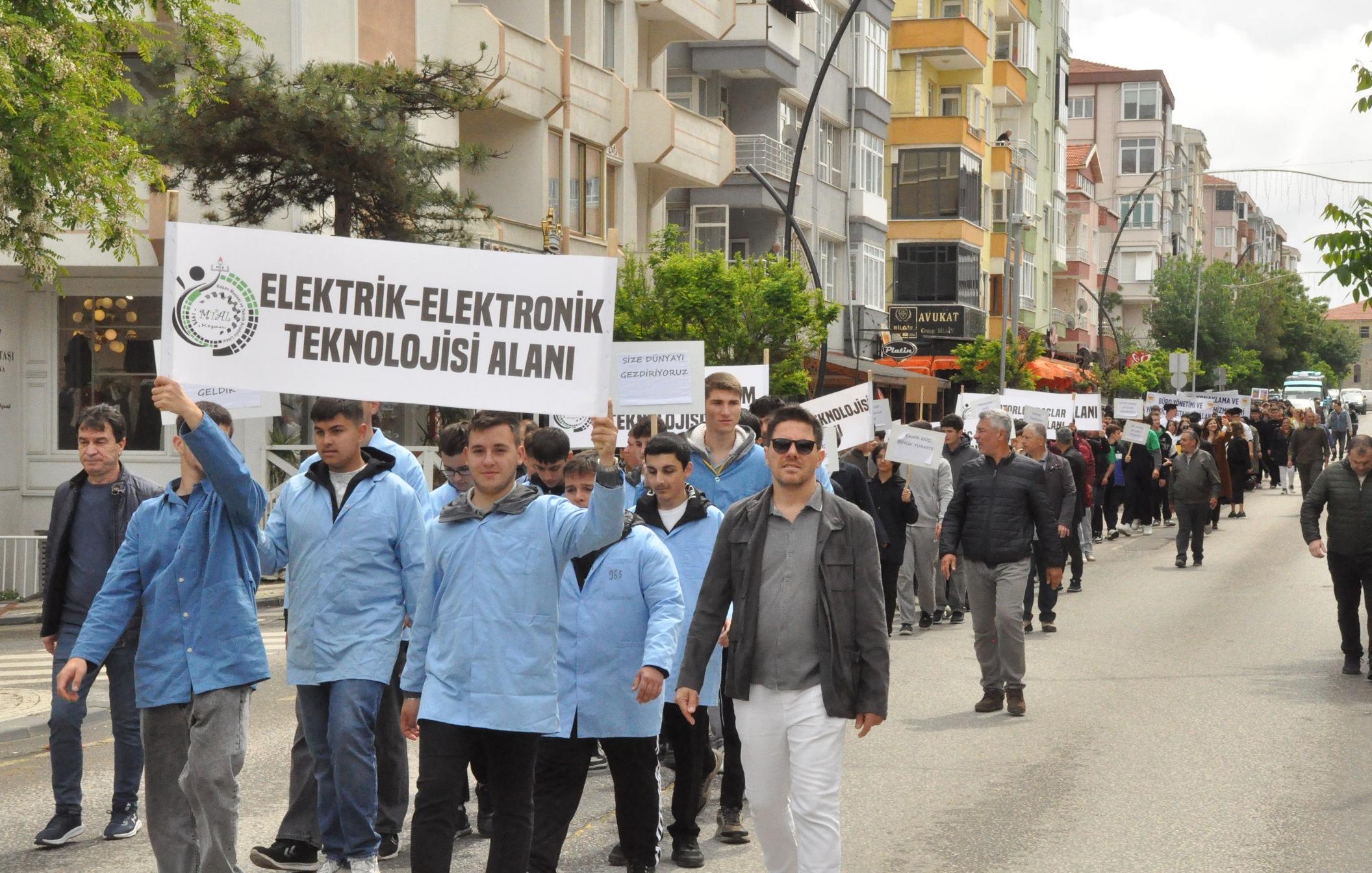 “Maarifin Kalbinde Marifetli Gençlik Yürüyüşü” yapıldı