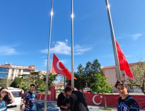 Bayrak direğindeki arıza töreni geciktirdi